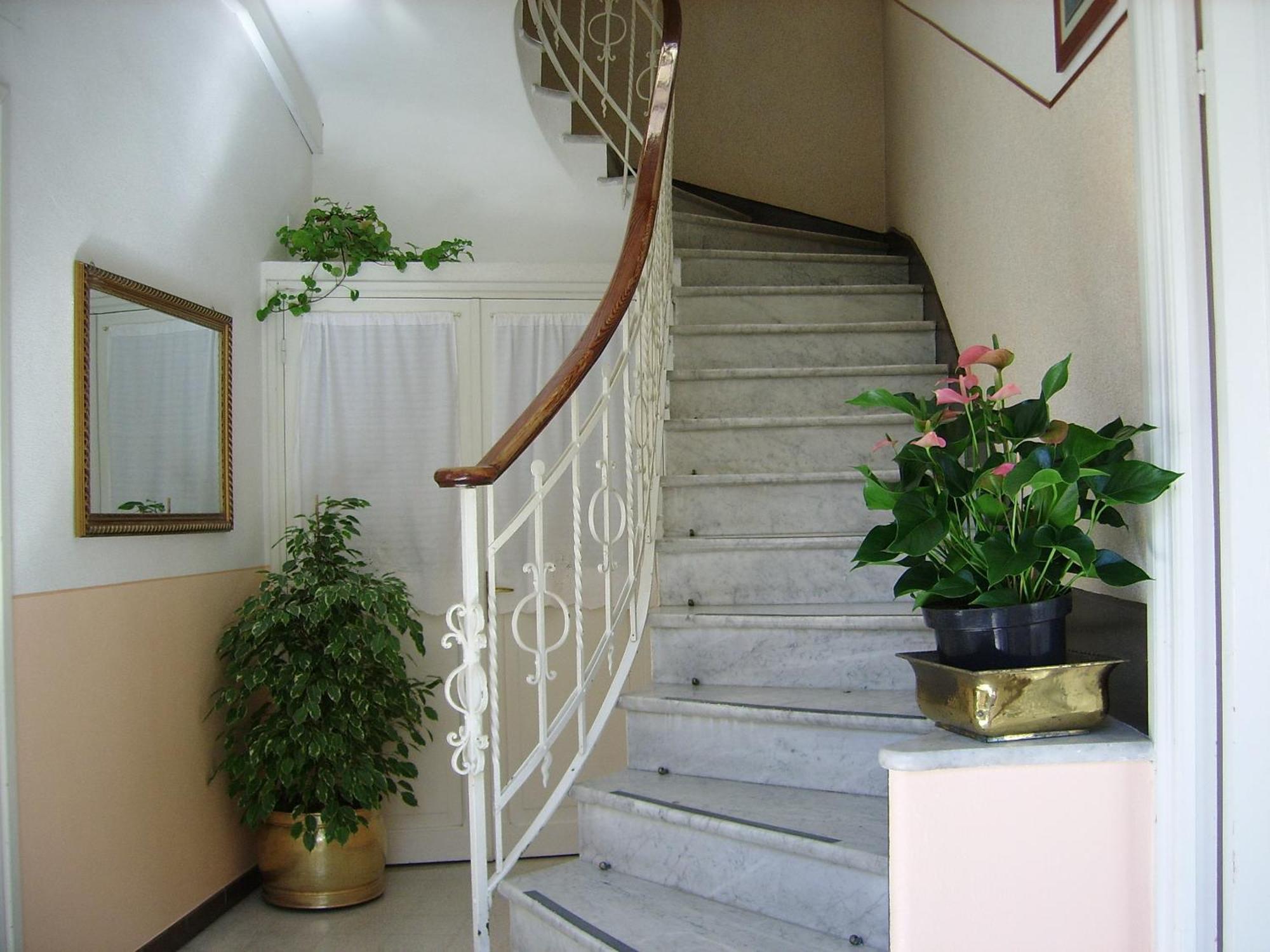 Hotel Fiorenza & Banksia Meuble 알라시오 외부 사진